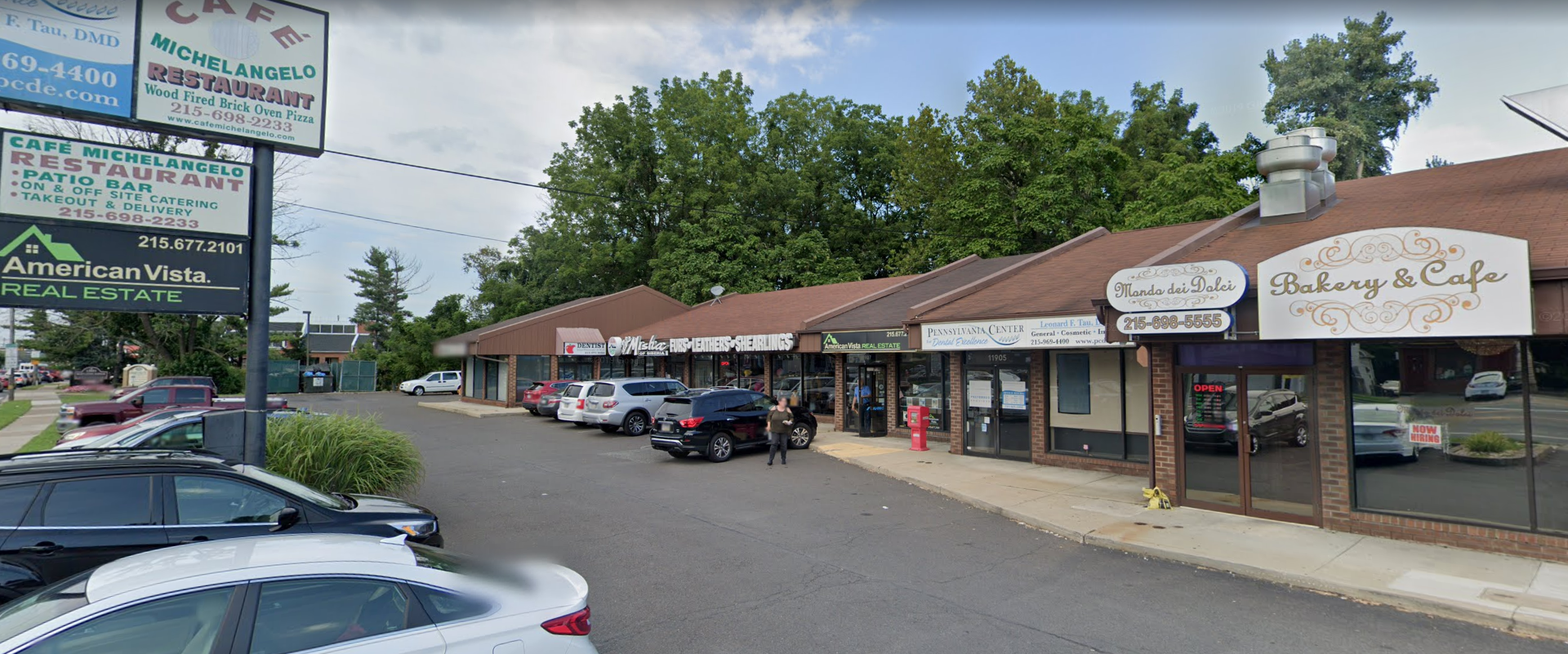 Strip mall in Philadelphia with bakery and cafe, representing commercial retail properties managed by Commercial PM Pennsylvania in Bucks County